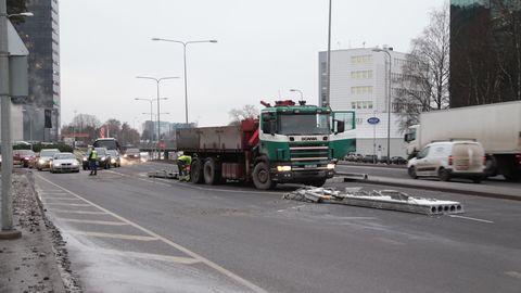 Фото: на Ярвевана с кузова грузовика на дорогу упали бетонные плиты 