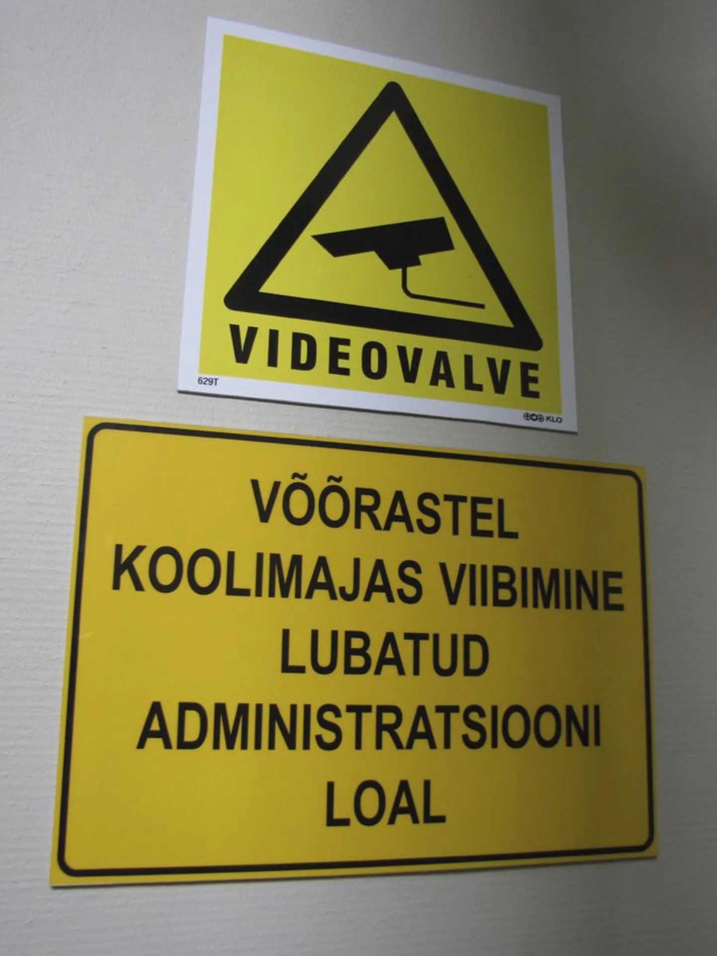 Sellised kleebised on kohustuslikud ja annavad kooli territooriumil viibijatele teada, et neid filmitakse.