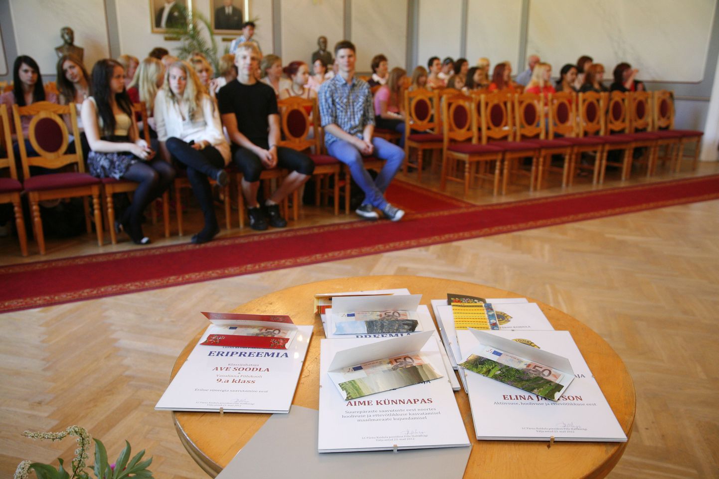 Lions klubi Pärnu Koidula tunnustas kooliõpilasi ja klassijuhatajaid.
