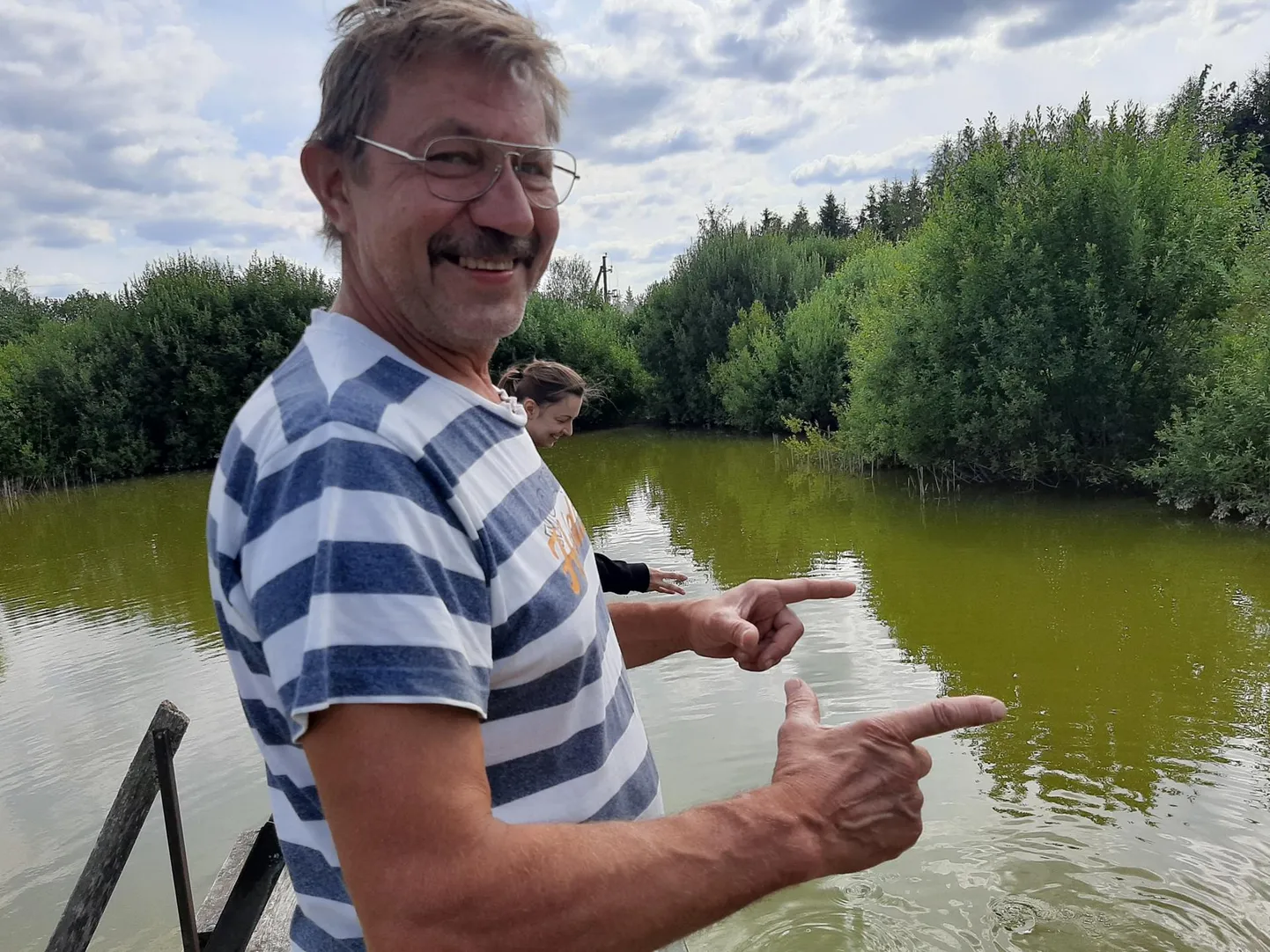 Kalade tähtkujus sündinud Aivar Lutsar näitab, kui suureks tema kalad võivad kasvada.