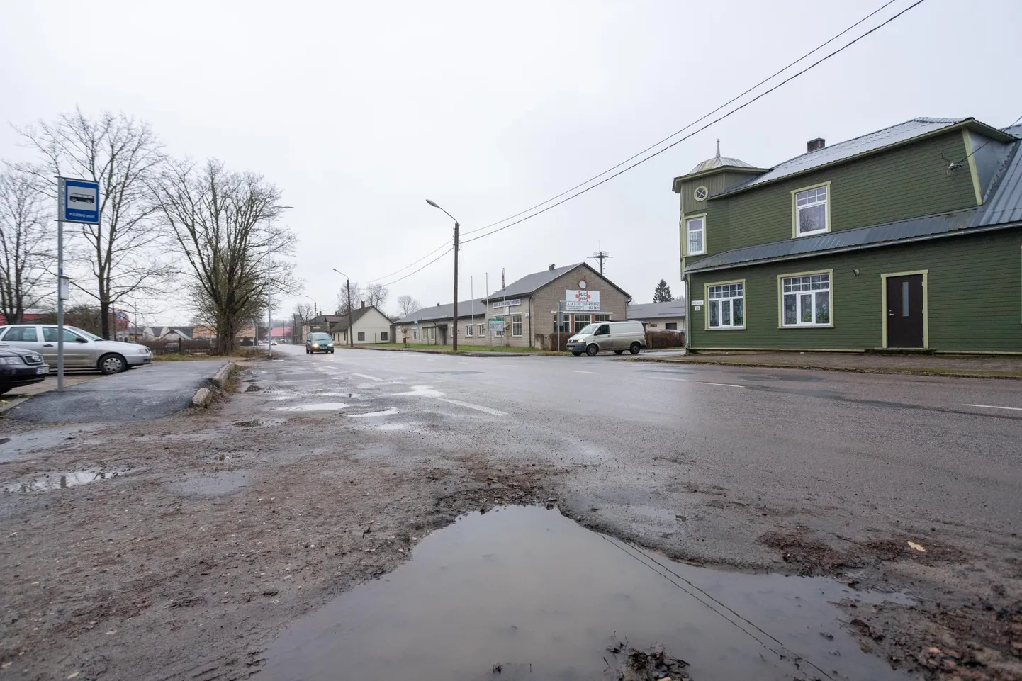 Pärnu maantee kate on praegu kohati väga auklik.