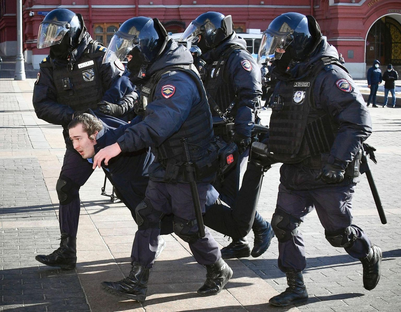 Politseinikud toimetavad märtsis Moskvas minema sõjavastast meeleavaldajat. 