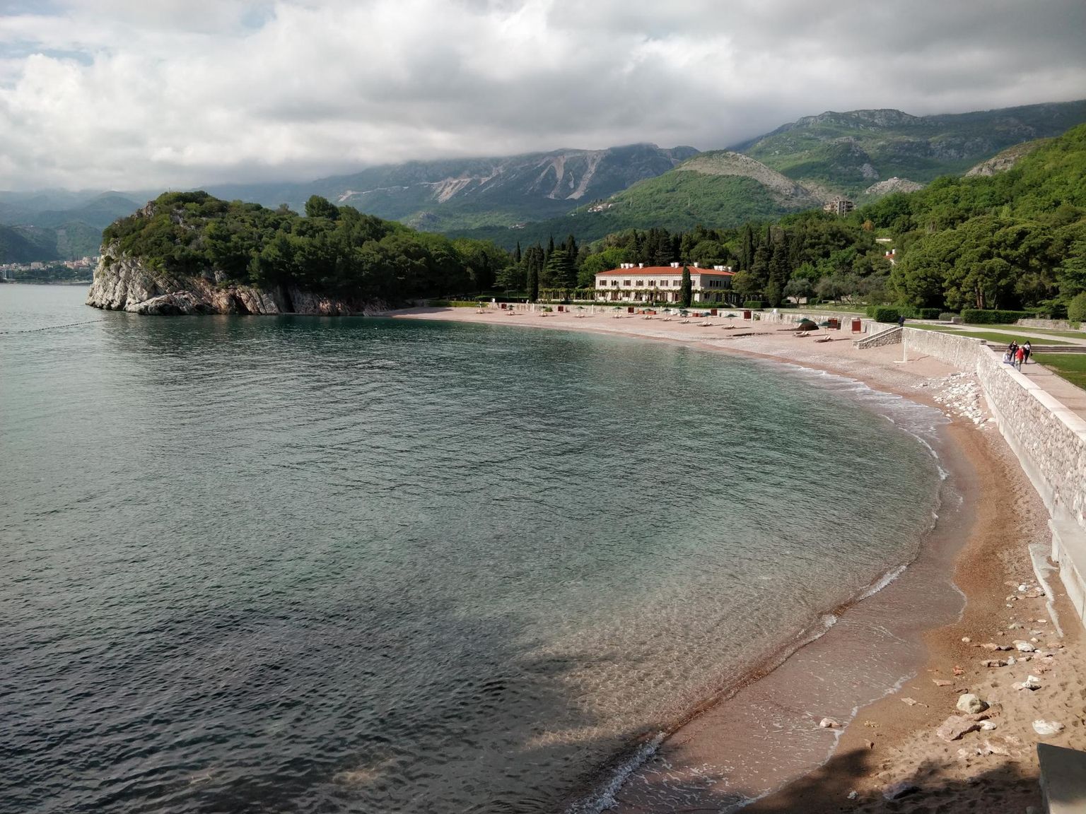 Aadria mere kaldal asuv endine monarhide suveresidents Villa Miločer Montenegros, mida Karađorđevićid tagasi nõuavad.