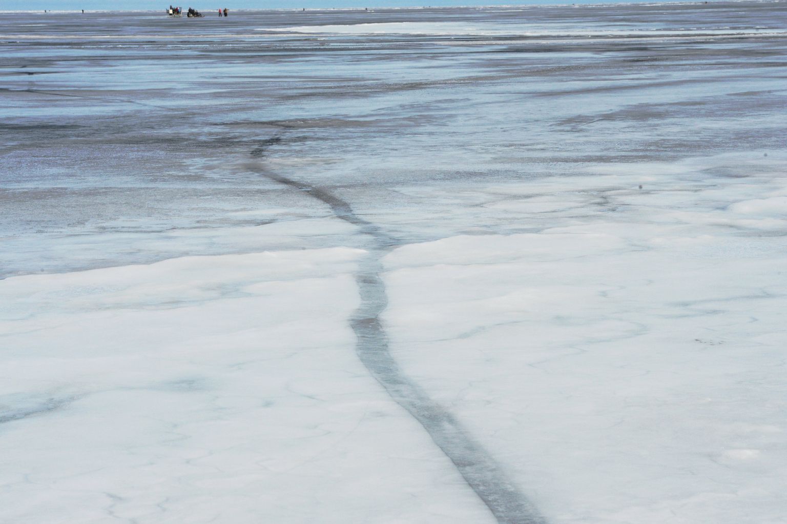 Jääpragu Peipsi järvel. Pilt on illustreeriv.