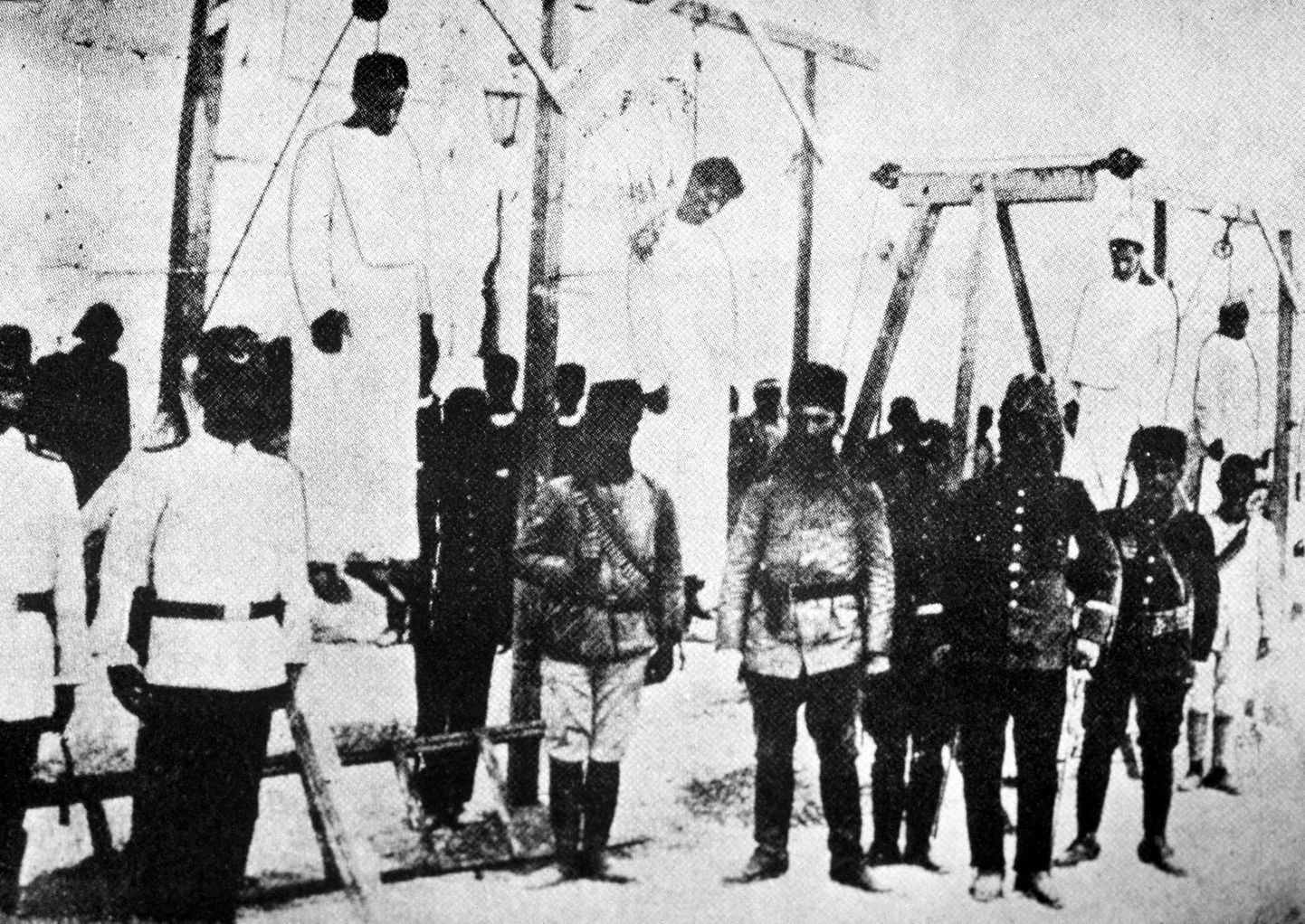 Osmani sõdurid 1915. aastal poseerimas poodud armeenlaste taustal.