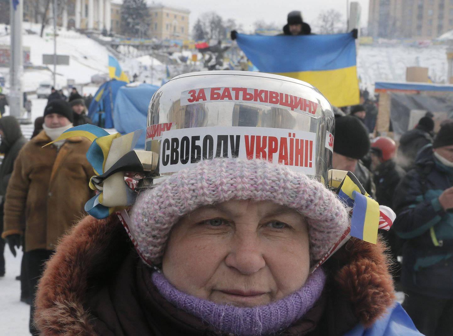 Isamaa ehk Batkivštšina poolehoidja oma nö stiilse mütsiga Kiievis Iseseisvuse väljakul 29. jaanuaril.