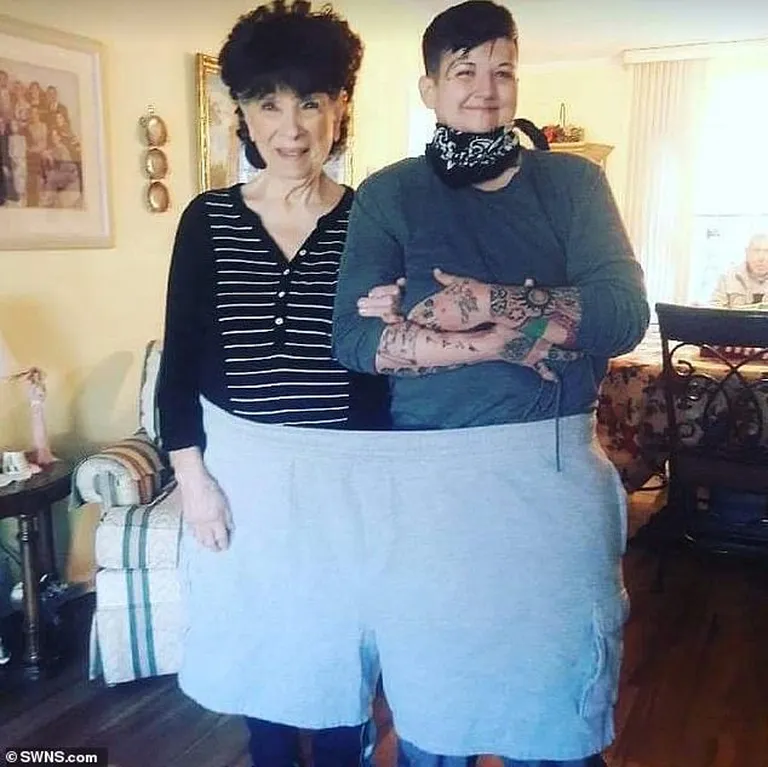 Costa mahub oma endistesse pükstesse koos oma vanaemaga, kes teda haiguse ajal toetas. Naine võttis kahe ja poole aastaga alla peaaegu 225 kilogrammi.
