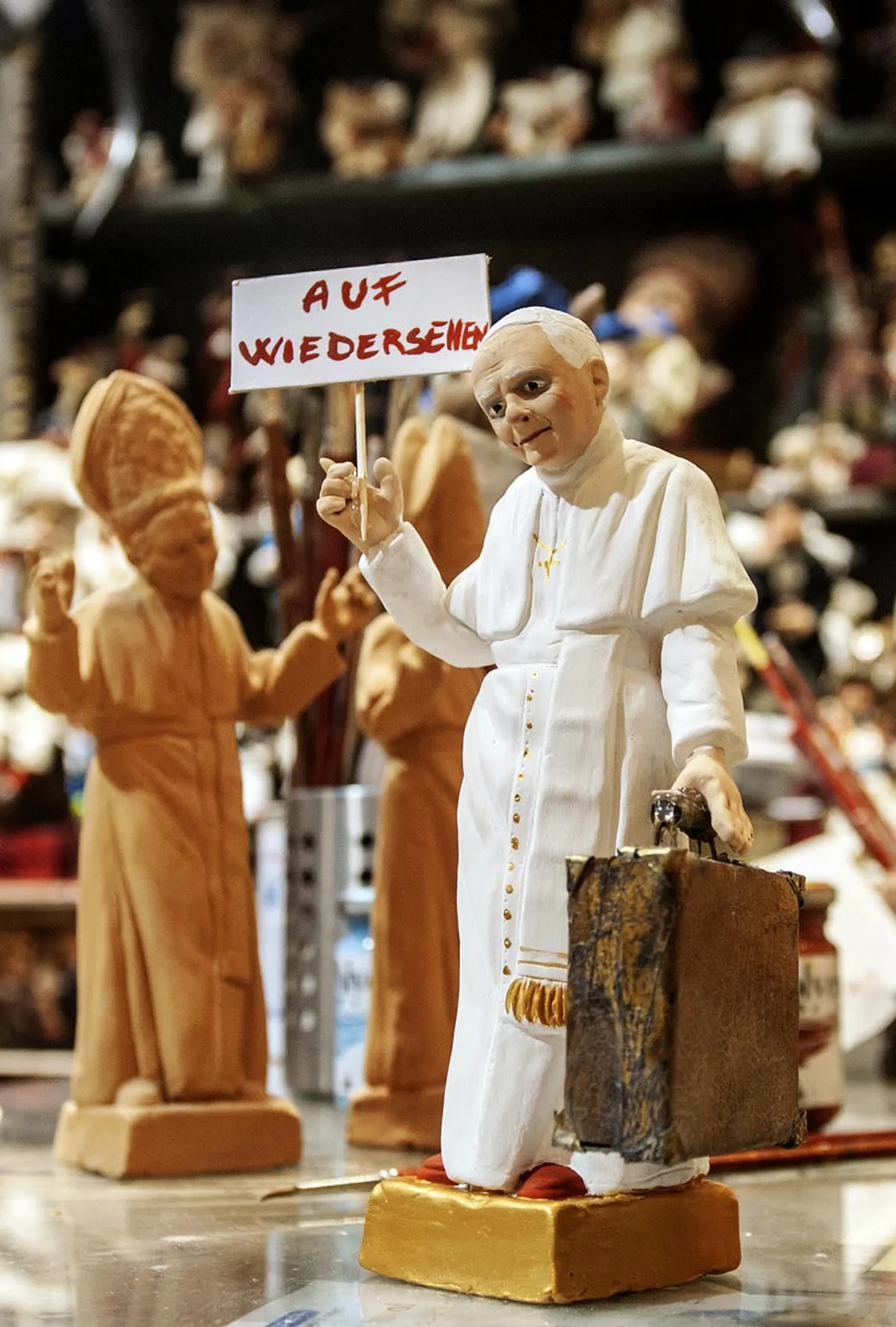 Kuigi paljud katoliiklased tunnistasid veel eilegi šokki paavsti ootamatu lahkumisteate pärast, on vähemalt osa poepidajaid olukorraga kiirelt kohanenud. «Nägemist,» ütles see juba eile Napolis müügil olnud kohvriga Benedictus XVI kuju.