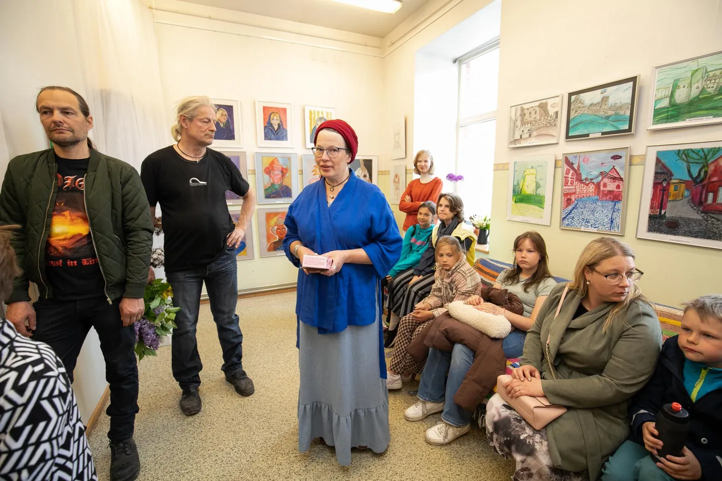 Athena Maja huvikooli kevadnäituse avamisel tuletas kooli juhataja Eliko Kajak noortele meelde, et mõtlemise ja loomingu kaudu leitakse tee iseendani.