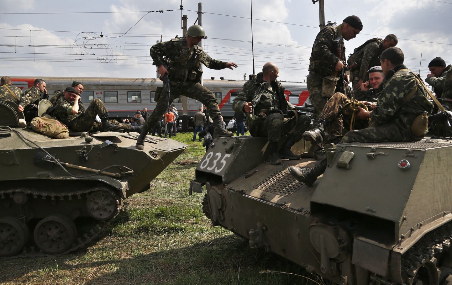Ukraina sisevägede sõdurid täna koos soomukitega teel Kramatorskisse. Foto on tehtud pärast seda, mil kohalikud elanikud on neil liikumistee blokeerinud.