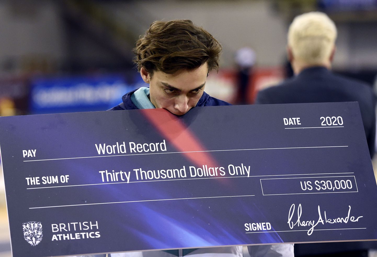 Rootslane Armand Duplantis tšekiga, pärast Glasgows püsitatud maailmarekordit.