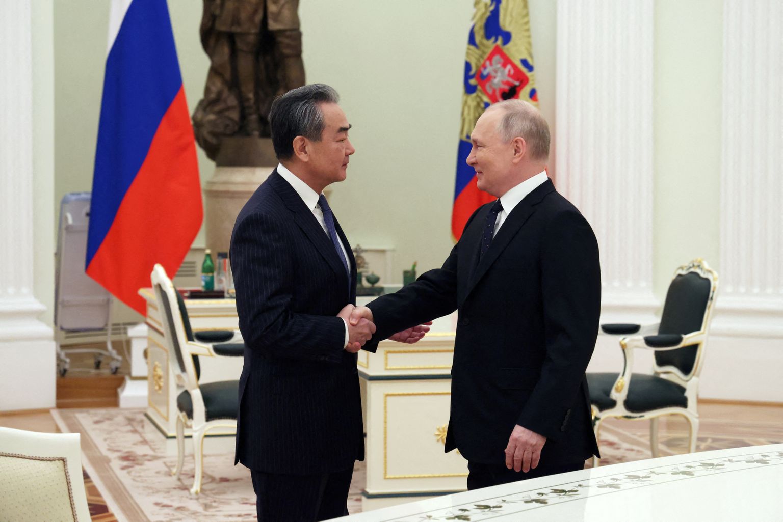 Venemaa president Vladimir Putin Kremlis kohtumisel Hiina diplomaadi Wang Yiga.
