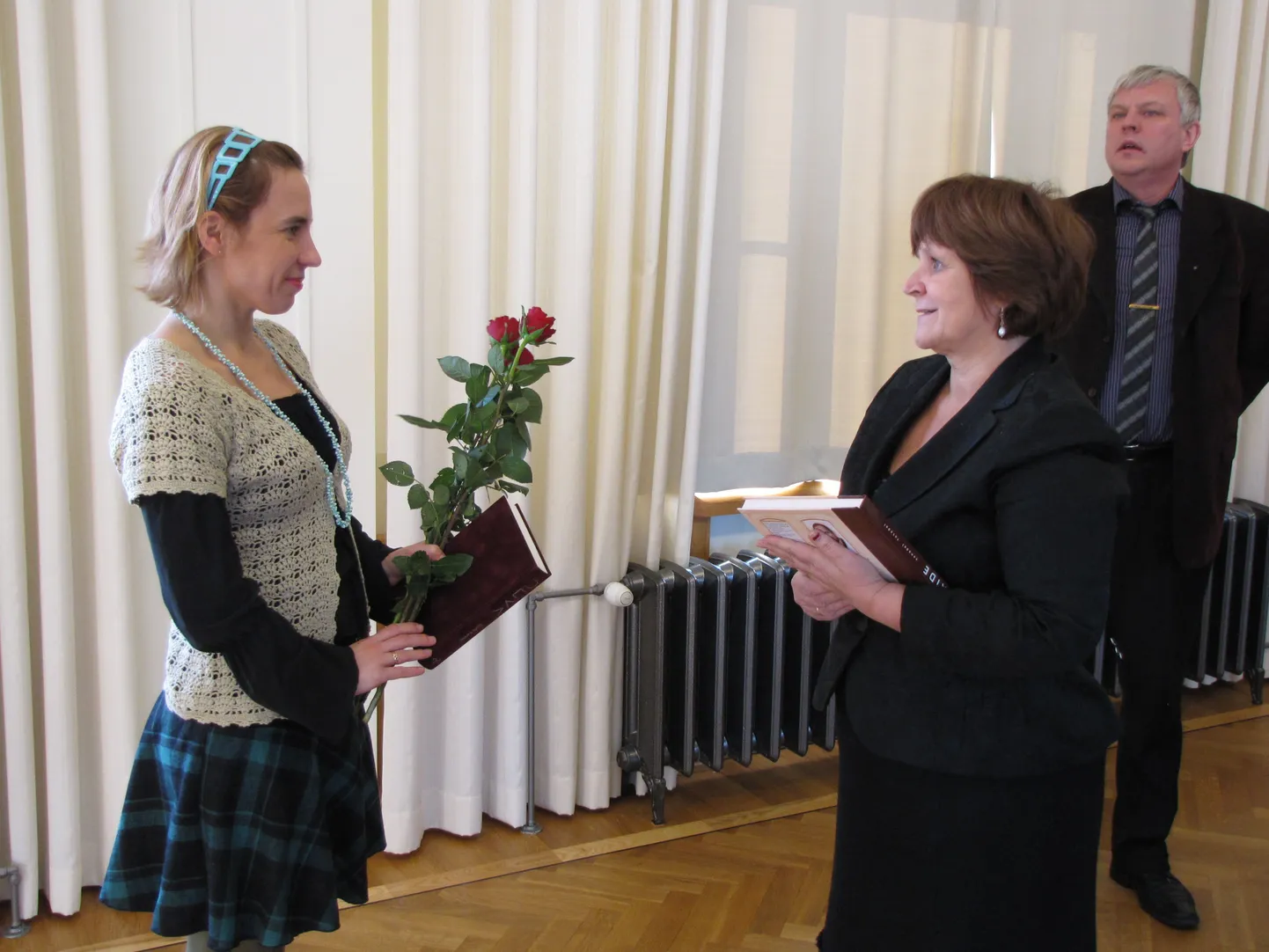 Piret Sappi tänavad abilinnapeana tehtud töö eest Paide linnapea Kersti Sarapuu ja volikogu aseesimees Aivo Toomistu.