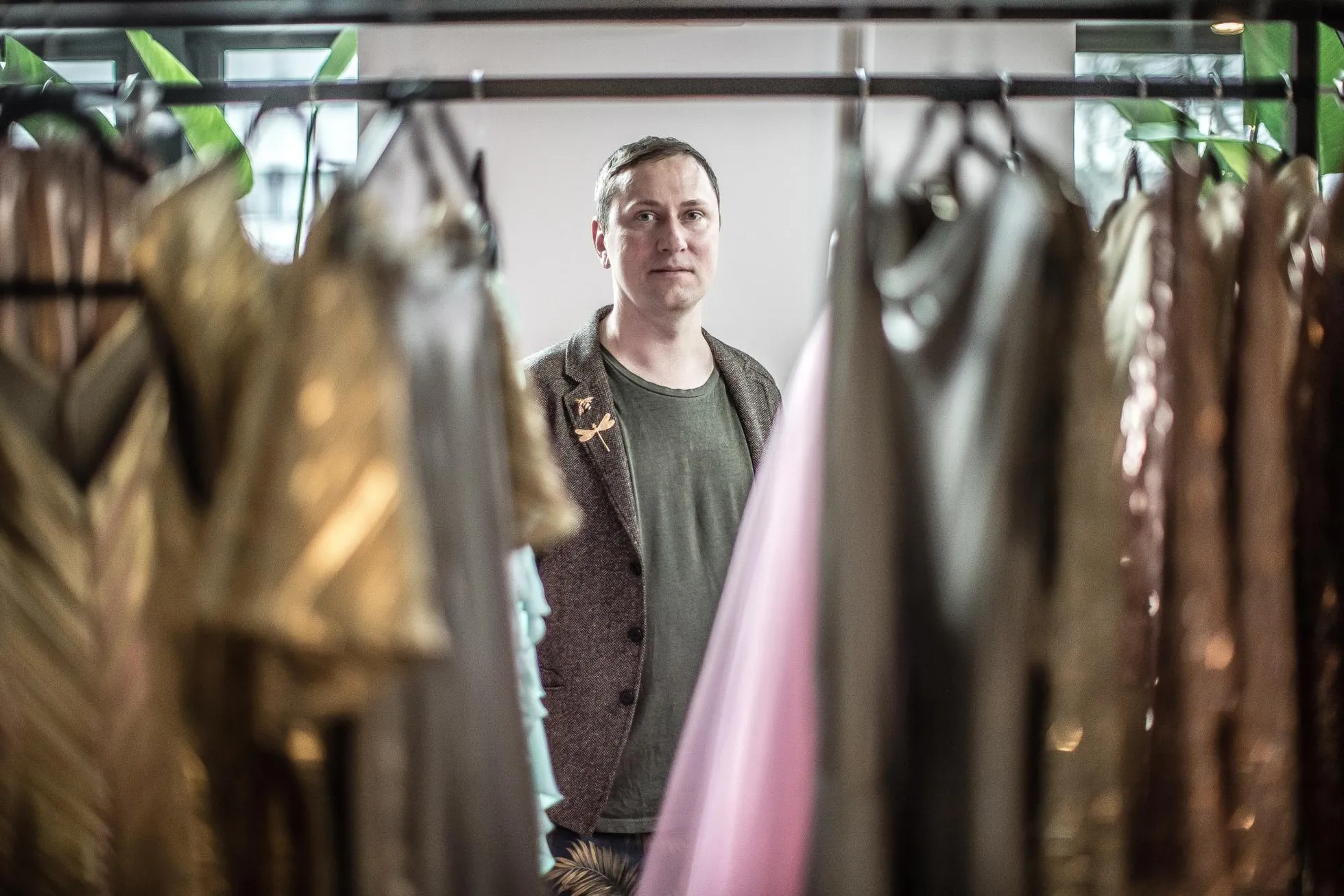 Aldo omas elemendis – Embassy of Fashioni moestuudios kaunite kleitide keskel.