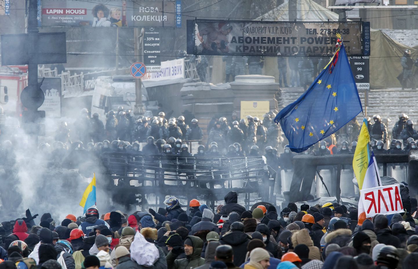 Eurointegratsiooni poolehoidjate ja jõutruktuuride esindajate vastasseis 23. jaanuaril Kiievi kesklinnas.