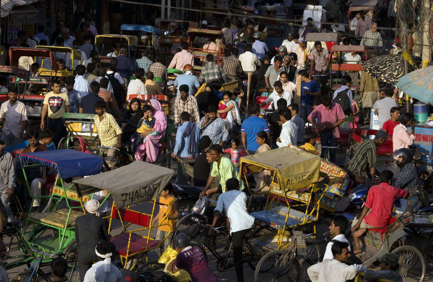 New Delhi turg. India rahvaarv kasvas 1,21 miljardini.