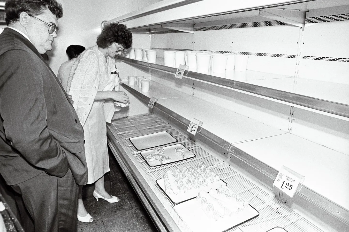 Valitsjusjuht Edgar Savisaar ringkäigul Tallinna tühjade lettidega toidukauplustes. Juuli 1991.   FOTO: Albert Truuväärt / Eta / Rahvusarhiiv