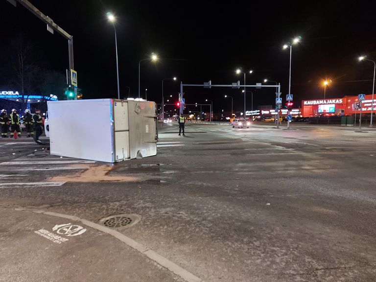 Eile õhtul põrkasid Riia maantee ja Papiniidu tänava ristmikul kokku kaubik ja sõiduauto.
