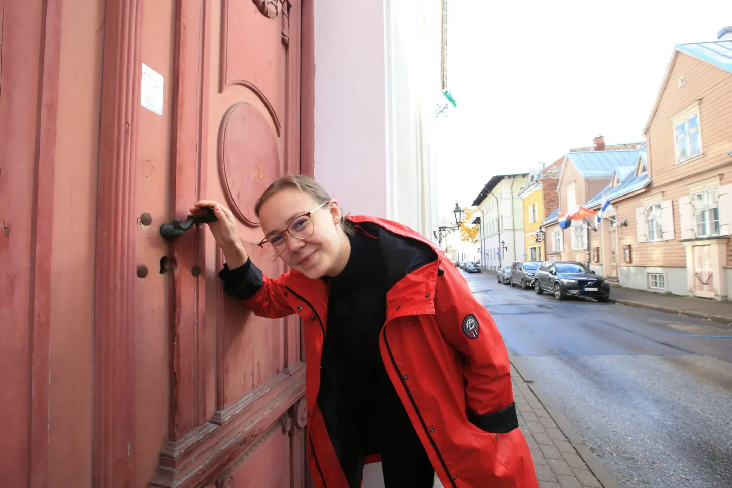 TÜ üliõpilasesinduse juht Katariina Sofia Päts ja veel hulk tudengeid ootavad pikisilmi, millal saab Treffneri sööklas soodsat lõunat mekkida.