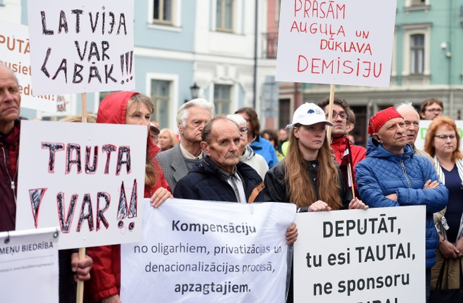 Cilvēki piedalās Jaunās konservatīvās partijas rīkotajā tautas sapulcē par tiesiskumu pie Rīgas pils