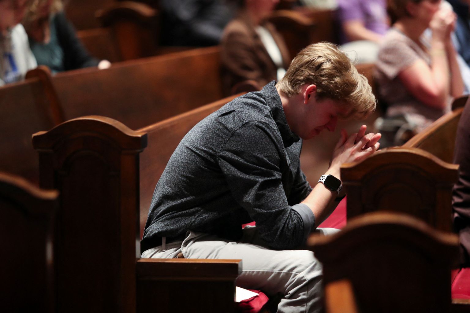Belmont Metodisti kiriku palvetajad peale Nashville'i linnas toimunud koolitulistamist.