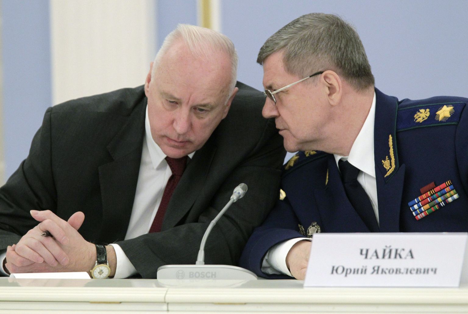Venemaa föderaalse uurimiskomitee juht Aleksandr Bastrõkin (vasakul) ja peaprokurör Juri Tšaika 2011. aastal.