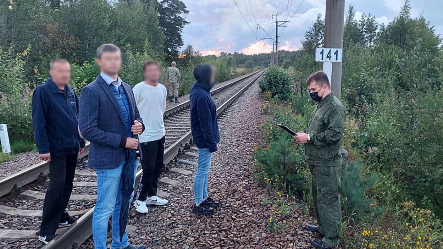 Satanistliku sekti liikmed uurijatega kuriteopaigas.