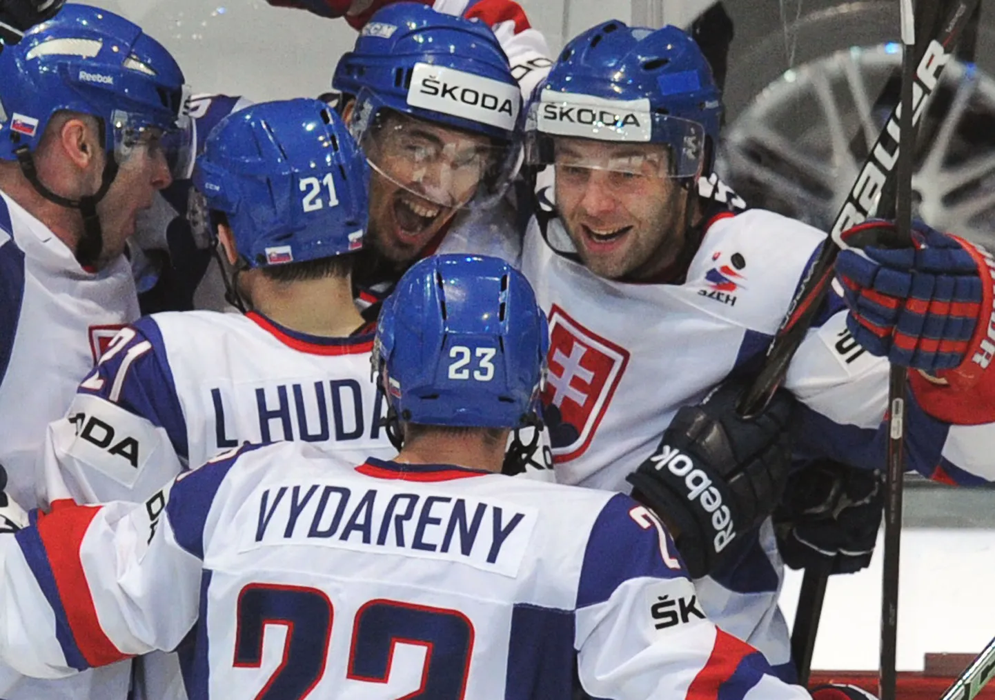Slovakkia mängijad Kanadale löödud väravat tähistamas.