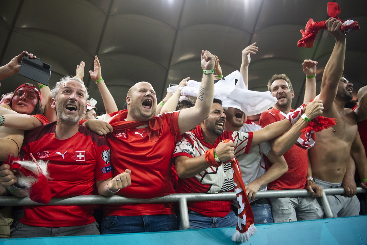 Šveitsi jalkafännid Bukaresti Arena Nationalil rõõmustamas omade edu üle.