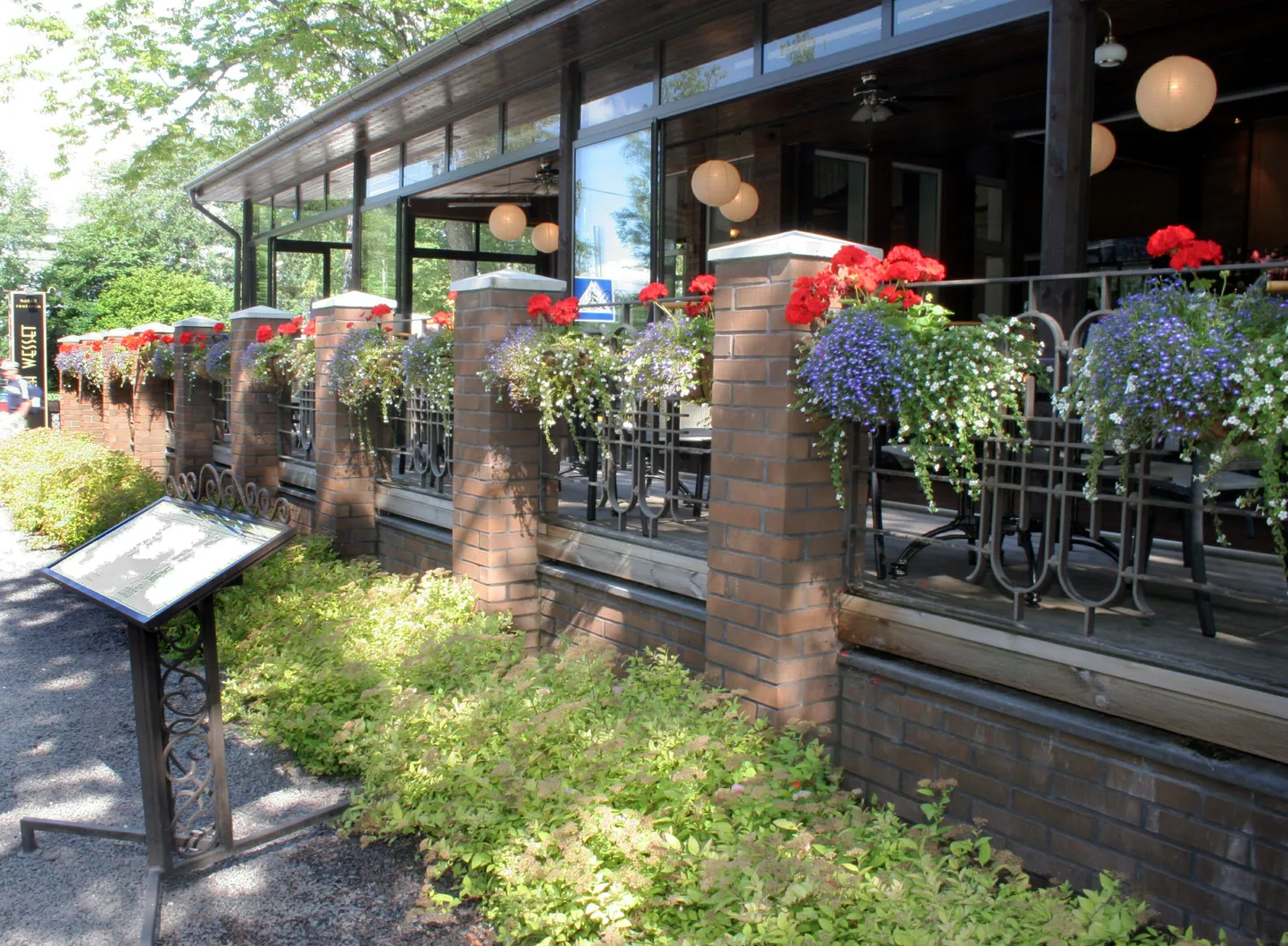 Ranna piirkonna elanikke oodatakse augustis avama koduaias kohvikuid. Pildil villa Wesseti välikohvik.
