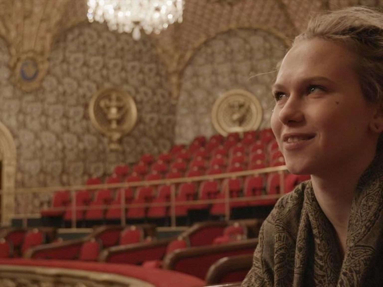 «Aasta täis draamat» – Marta Pulk dokumenteeris, mida teeb teater Alissijaga, kui ta veedab aasta jooksul 351,2 tundi teatris ja vaatab ära 224 etendust.