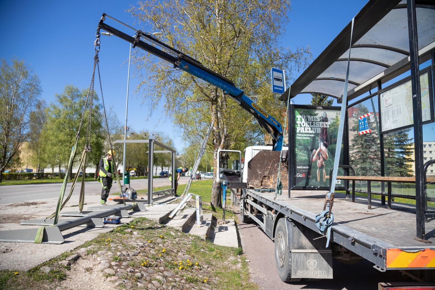 Viljandis vahetatakse vanad bussiootekojad uute vastu. Pilt on tehtud läinud reedel.