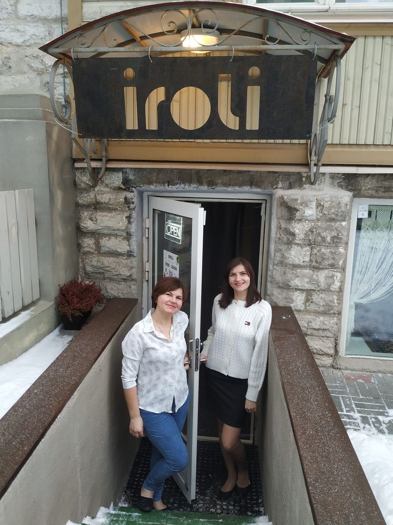 Сестры Ольга и Ирина в дверях своего кафе в Кадриорге.