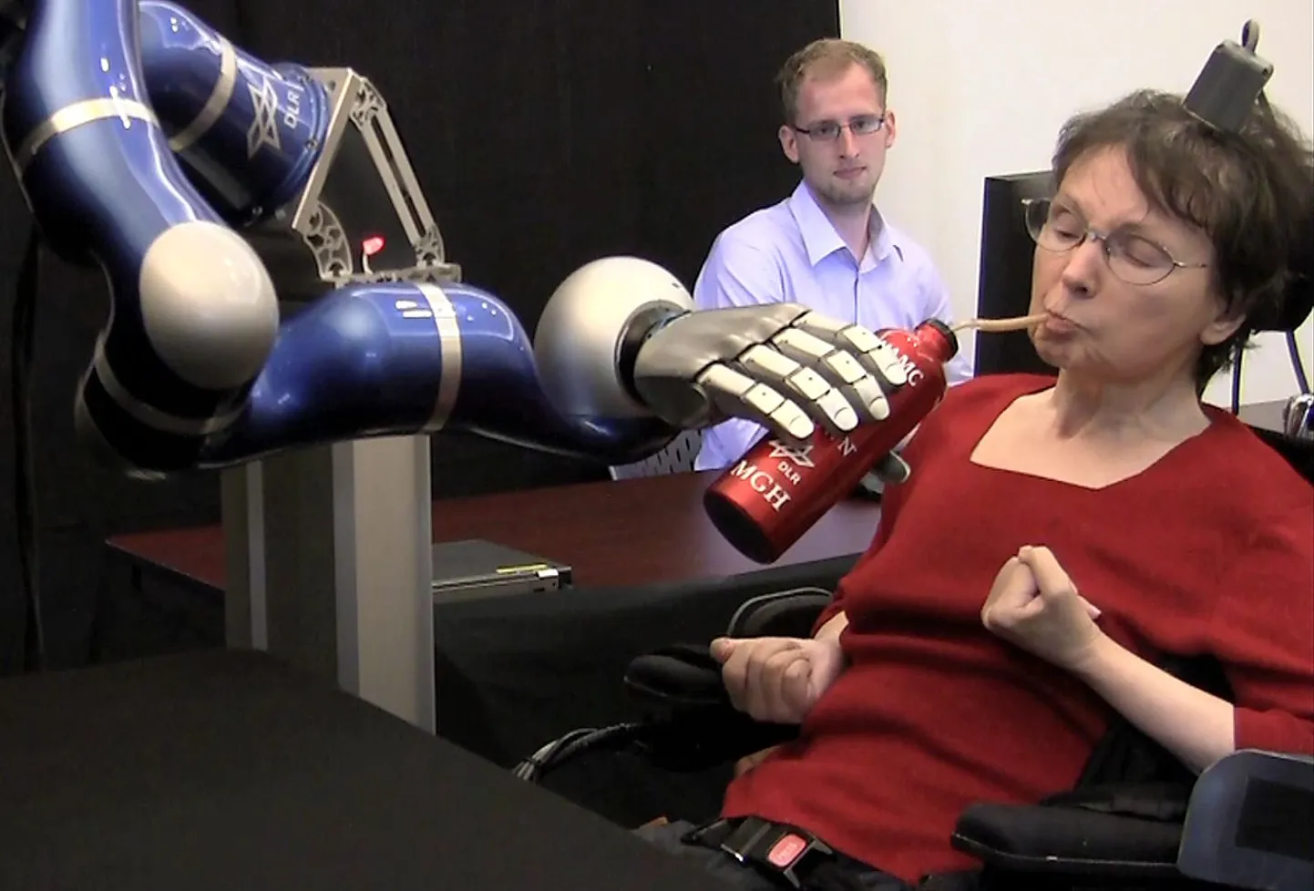 Halvatud naine juhtis robotkätt mõttejõu abil
