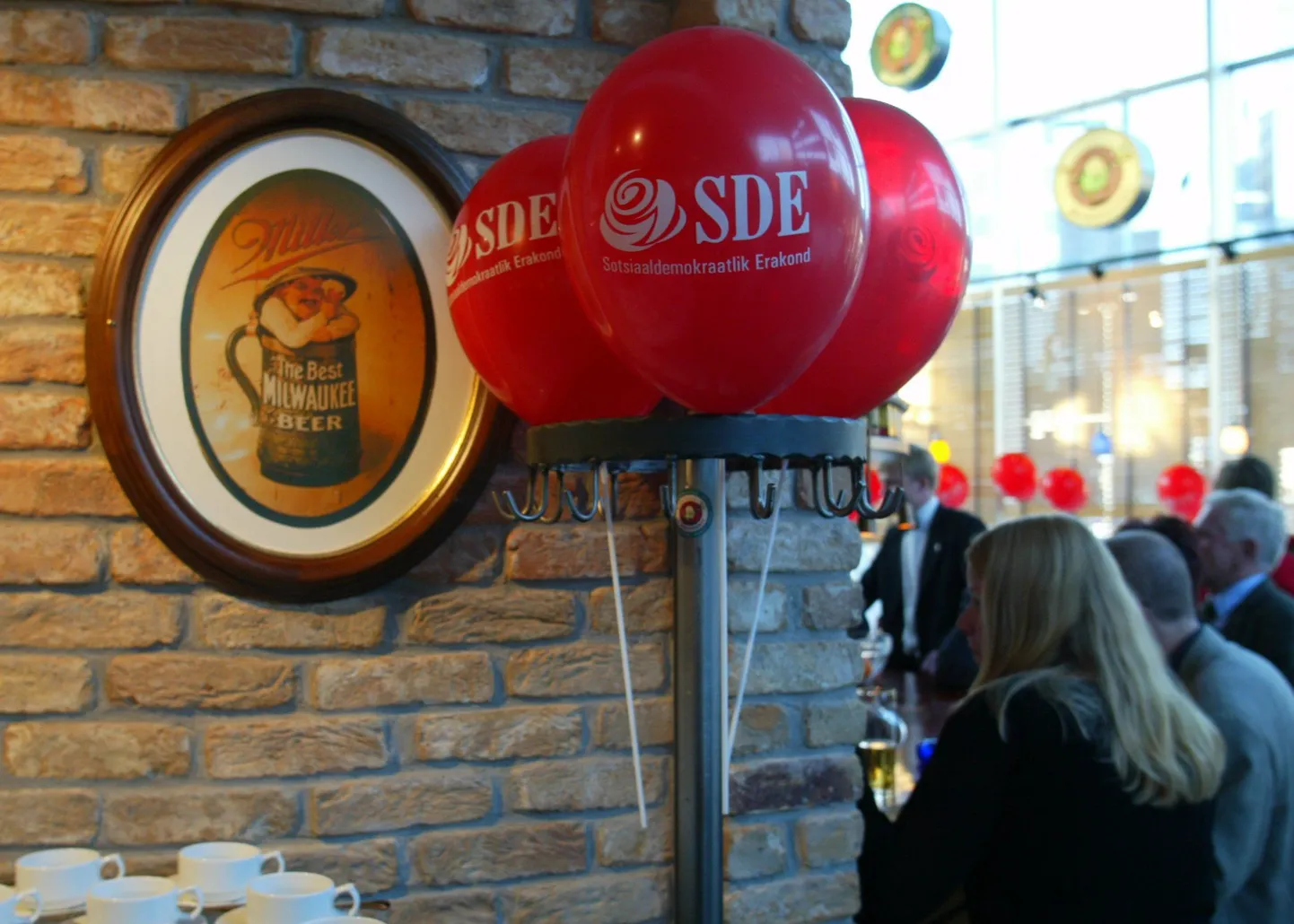Sotsiaaldemokraatliku Erakonna logoga õhupallid.