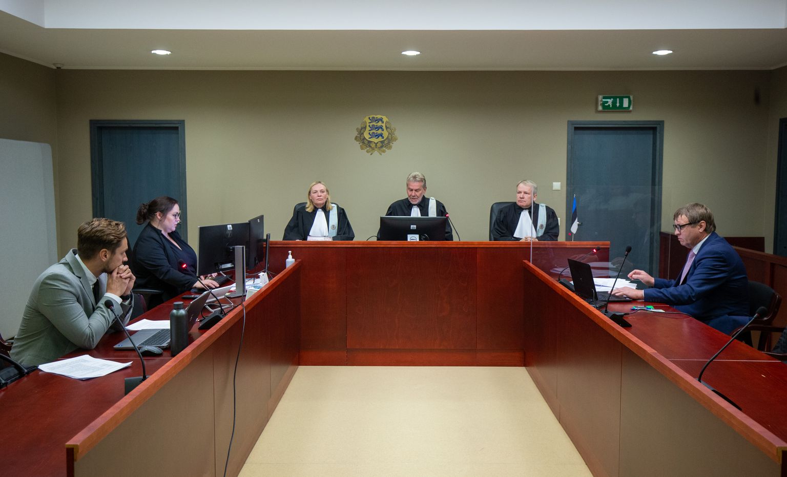 Täna toimus Tartu kohtumaja (ruumis nr 544) ringkonnakohtu istung kus arutati Nikolai Ossipenko vahi all pidamist.
Pildil vasakul ääres prokurör Alan Rüütel ja paremal ääres kaitsja Jüri Leppik.