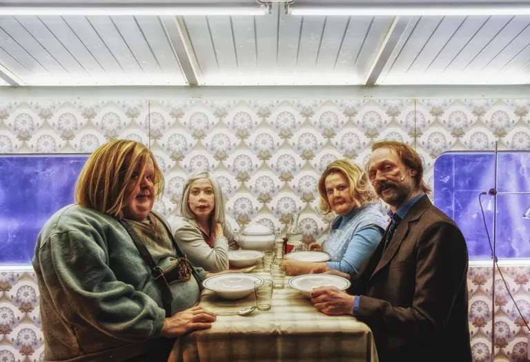 «Hans ja Grete»: Hans (Kristof Van Boven), Grete (Marie Jung), ema (Gabriela Maria Schmeide) ja isa (Tim Porath).