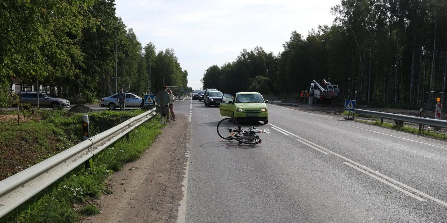 Sillamäel suri ülekäigurajal autolt löögi saanud naine.
