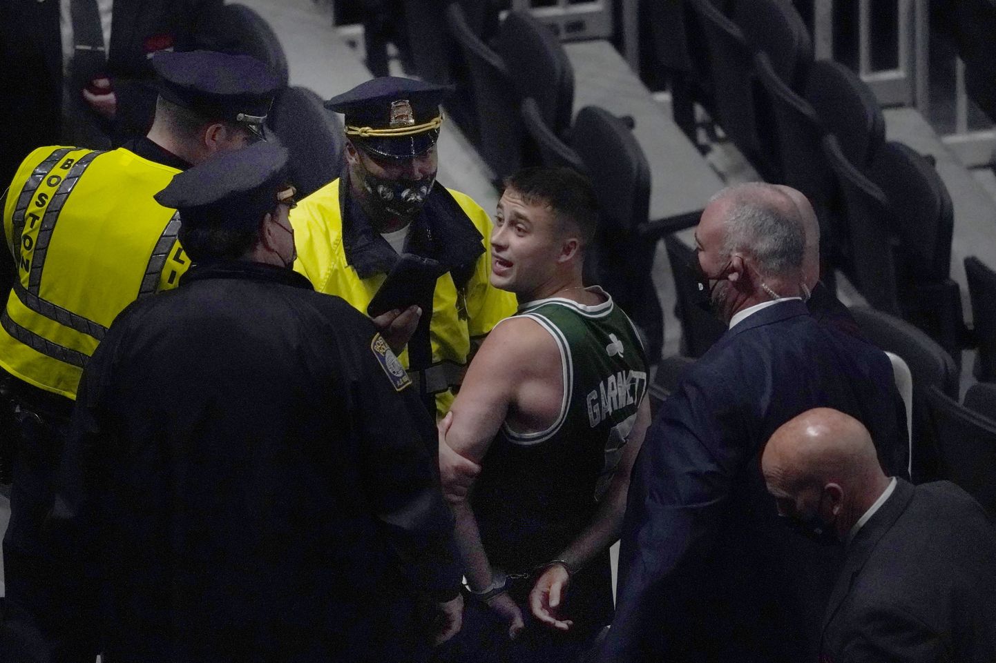 Boston Celticsi fännil pandi kohe käed raudu ja ilmselt ta enam saali pole lubatud.
