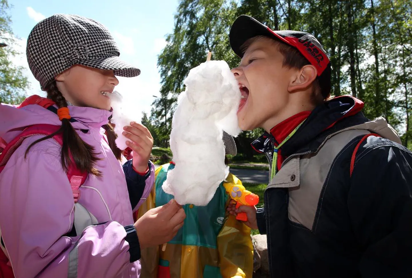 Sindi lasteaia lapsed lasid eile Tallinna loomaaias suhkruvatil hea maitsta, ühe vatipusa eest tuli välja käia 2 eurot.