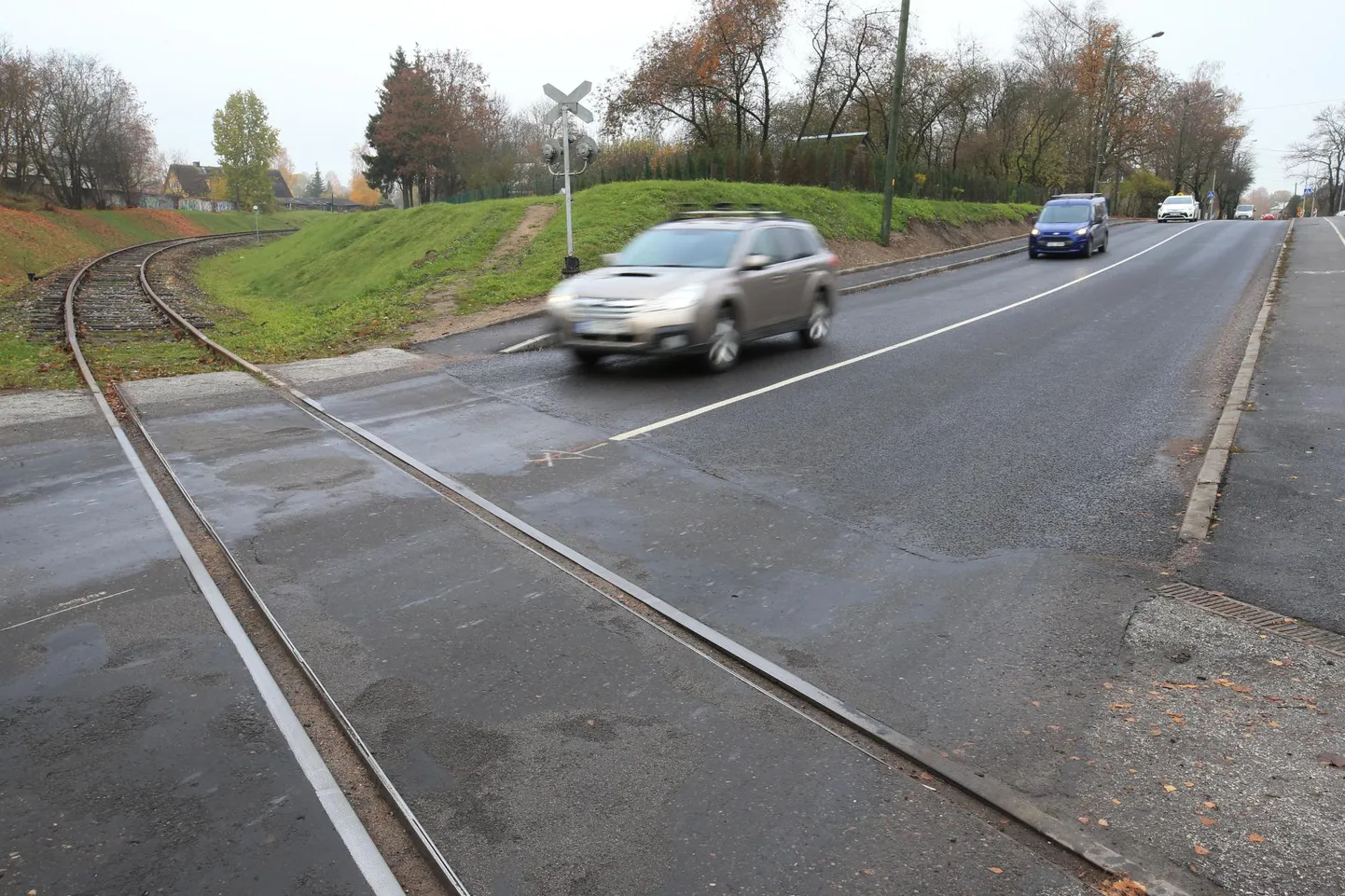 Võru tänava vastne asfalt lõpeb paar sammu enne raudteeülesõidukohta, sest varakevadel suure teetöö piiri otsustamise ajal kavandas Eesti Raudtee Võru tänavat läbiva sadamaraudtee ülesvõtmist sel aastal. Nüüd on see töö edasi lükkunud.