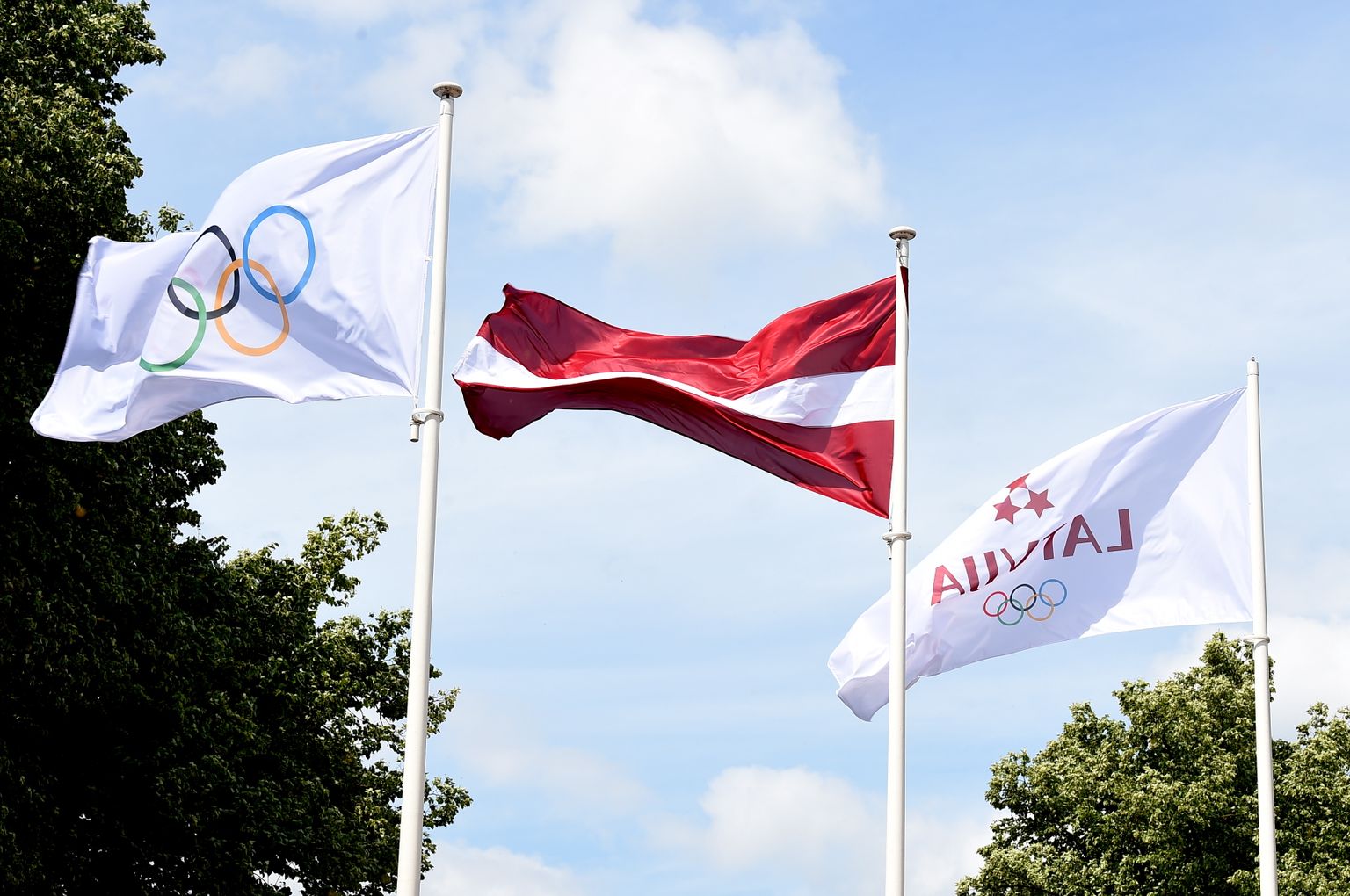 Olimpiskais karogs, Latvijas karogs un Latvijas Olimpiskās komitejas karogs