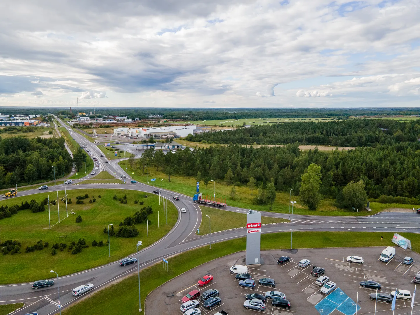 Kaubanduskeskuse juurdepääsutee osas on nüüdseks kokku lepitud kõrval asuva Leemeti kinnistu omaniku Peeter Mullaga.