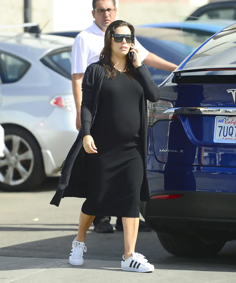 Eva Longoria näitab beebikõhtu