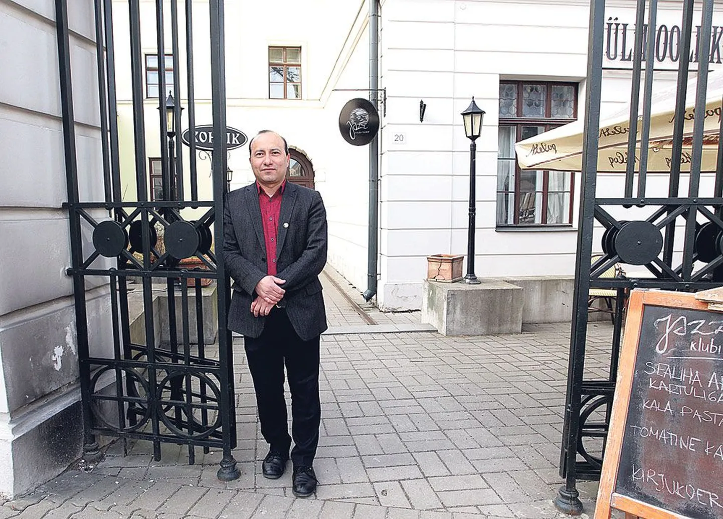 «Käisime abikaasaga Hortus Musicuse kontserdil. Talle meeldib nende muusika väga, aga mina olin pikast reisist väga väsinud ega suutnud üldse jälgida. Pärast kontserti tulime aga siia Ülikooli kohvikusse õhtust sööma,» meenutas professor Marlon Dumas, kuidas ta 2005. aasta augusti lõpus esimest korda Eestit külastas. Kaks aastat hiljem asus ta siin juba tööle.
