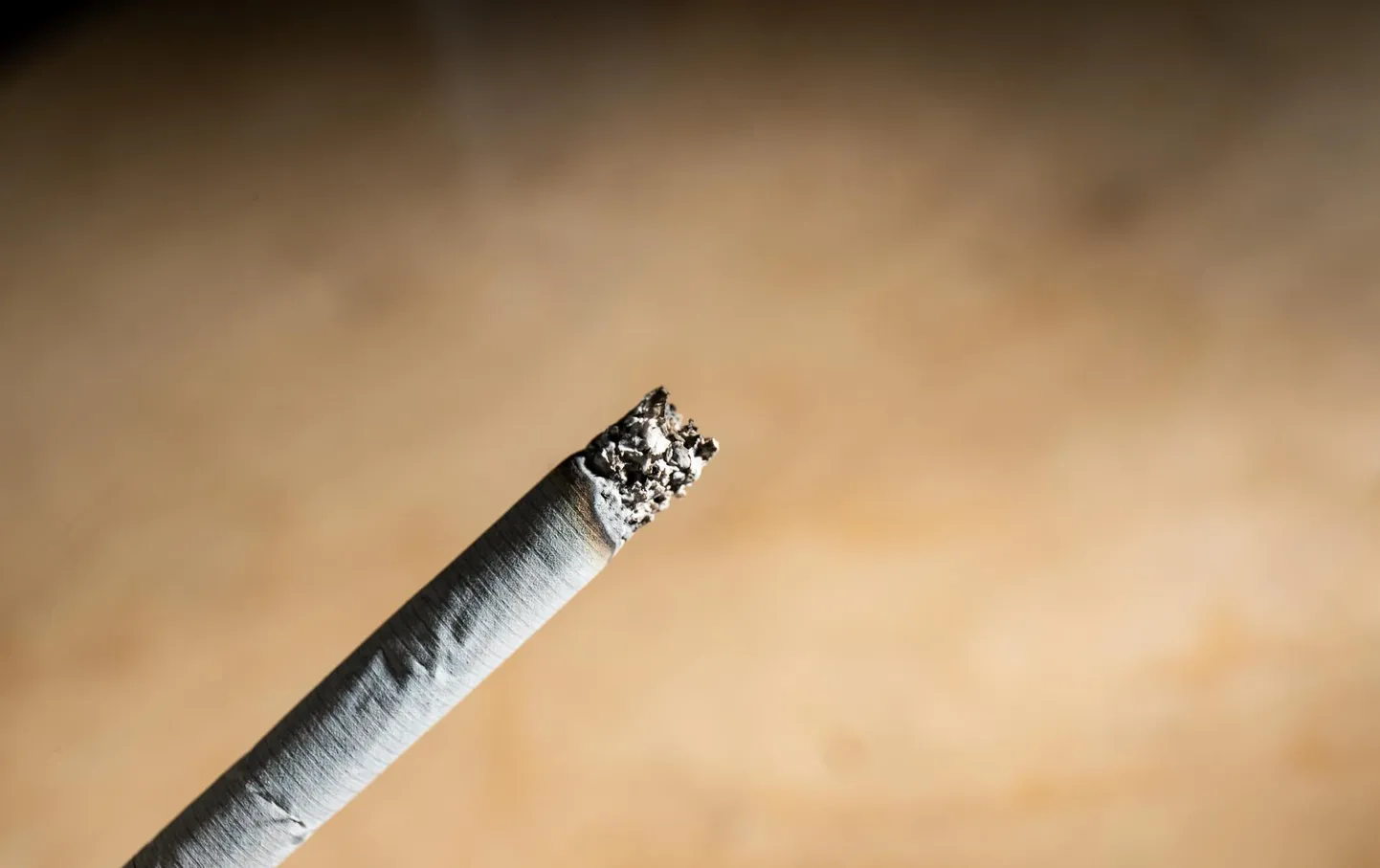 Sigarettide aktsiis pidi esialgu tõusma 10 protsenti, kuid parlament otsustas seda poole võrra vähendada.