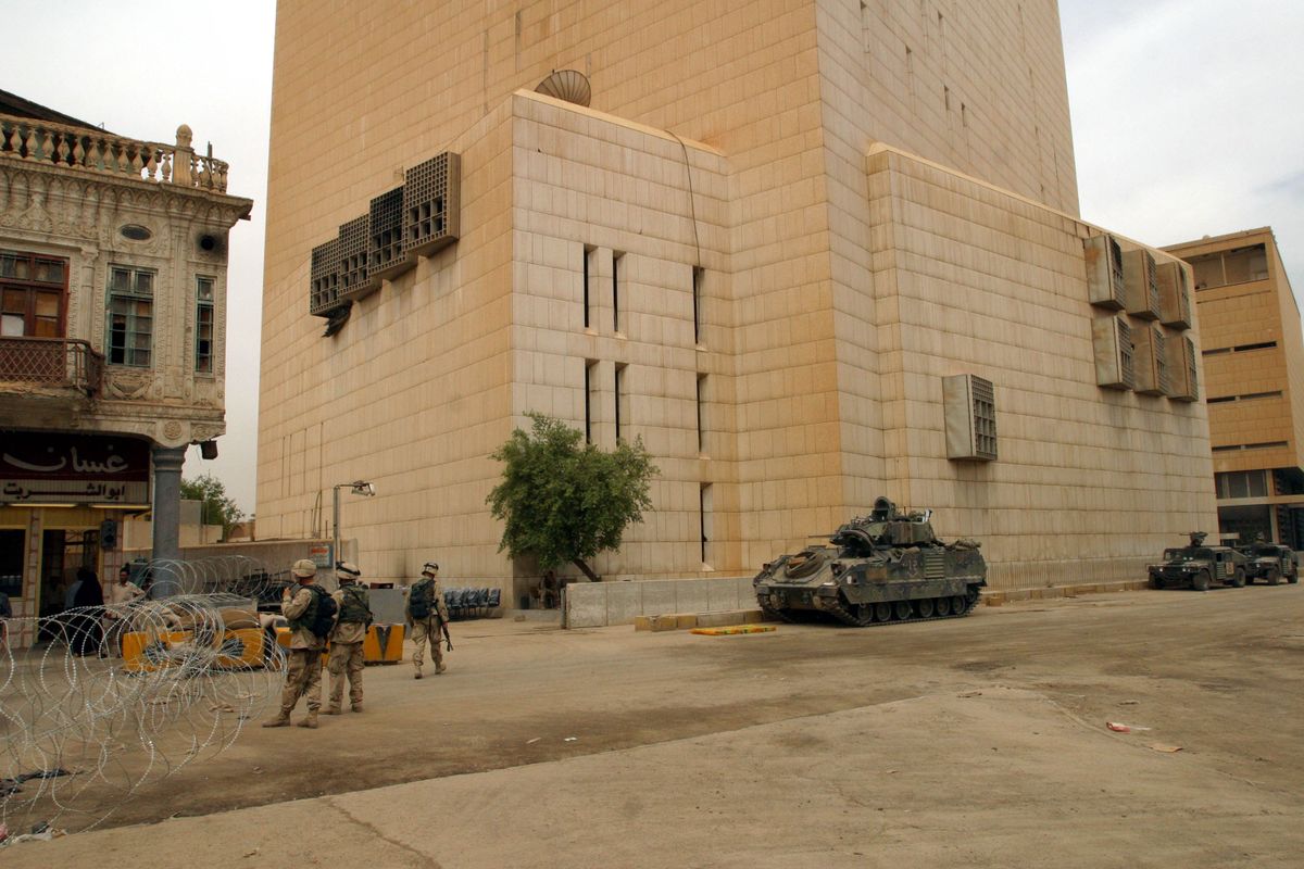 ASV karavīri apsargā Irākas Centrālo banku Bagdādē. 2.jūnijs, 2003