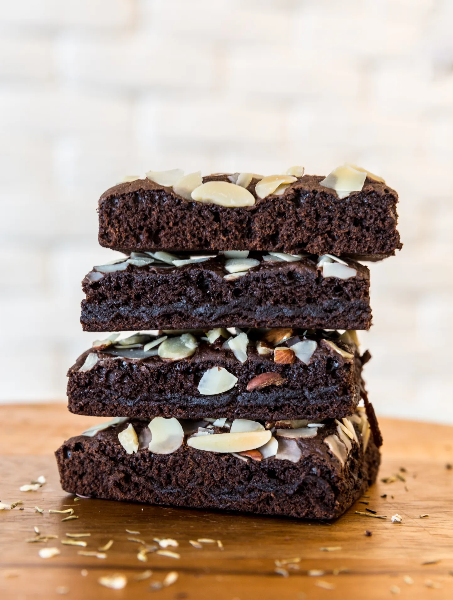 Brownied, mis kaunistatud mandlilaastudega. Pilt on illustreeriv.