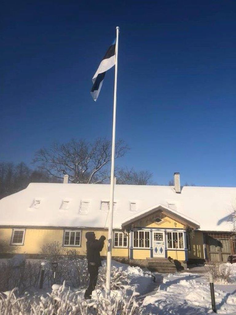 Katrin Virkus-Sule jagas pilti lipuheiskamisest Häädemeestel Piirumi külas Nurka talus.