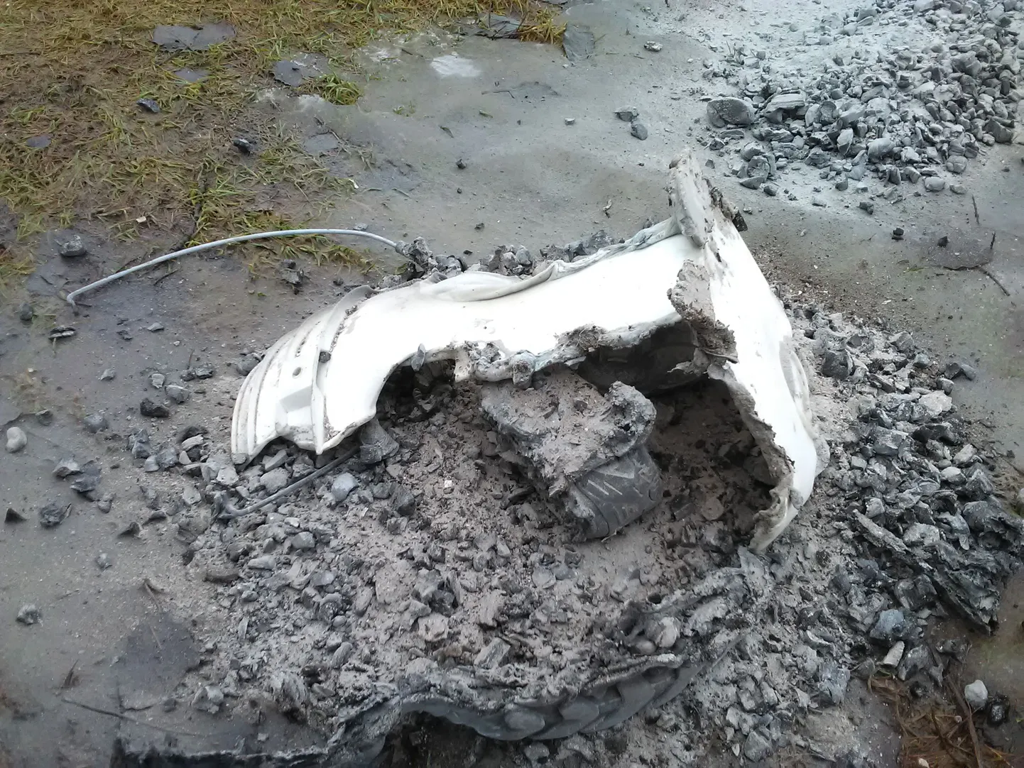 Kõik, mis jäi alles süttinud tuhaämbrist.